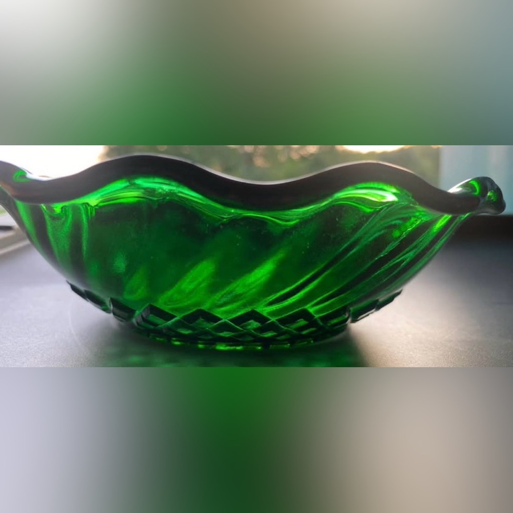 Vintage Anchor Hocking Emerald Green Scalloped Glass Bowl in the Swirl Pattern